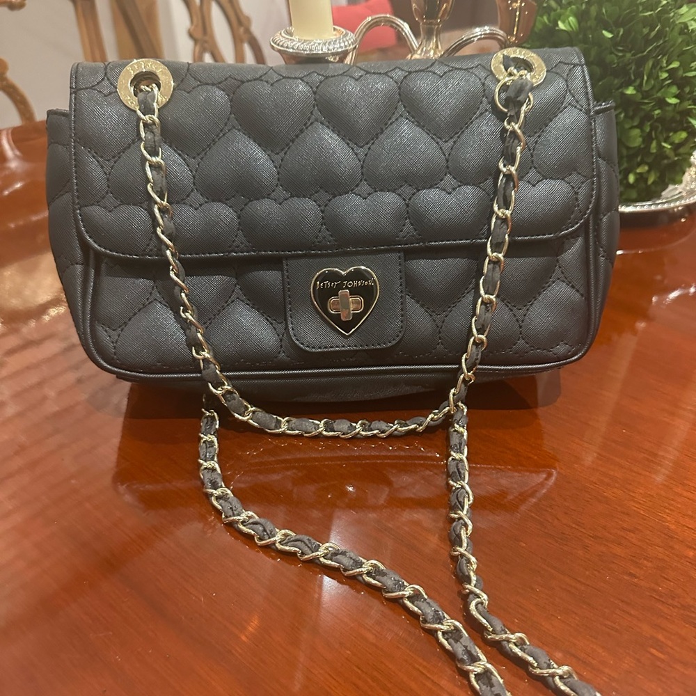Beautiful large EUC Betsey Johnson crossbody adjustable straps